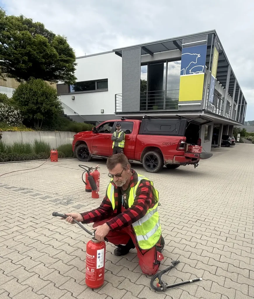 Brandschutzfortbildung auf dem Parkplatz vor der Praxis